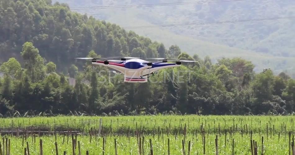 农业无人机田间喷药施药农业航空科技