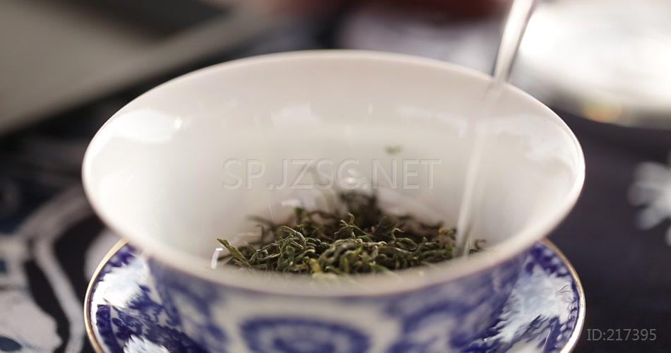 [泡茶]向茶杯中倒入开水露出部分茶叶实拍视频