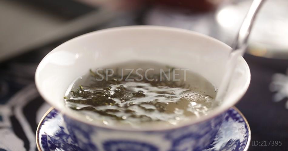 [泡茶]向茶杯中倒入开水露出部分茶叶实拍视频