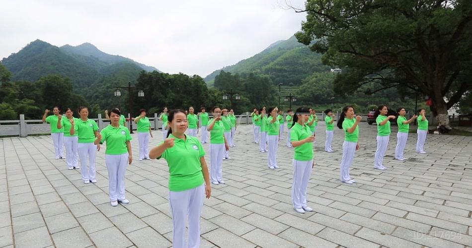 实拍老年人广场舞文化娱乐文艺视频素材