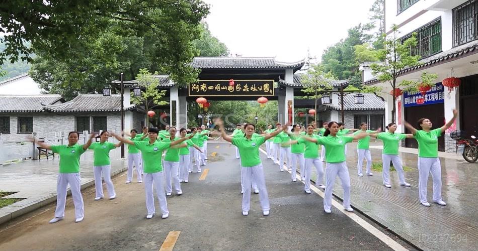 实拍老年人广场舞文化娱乐文艺视频素材